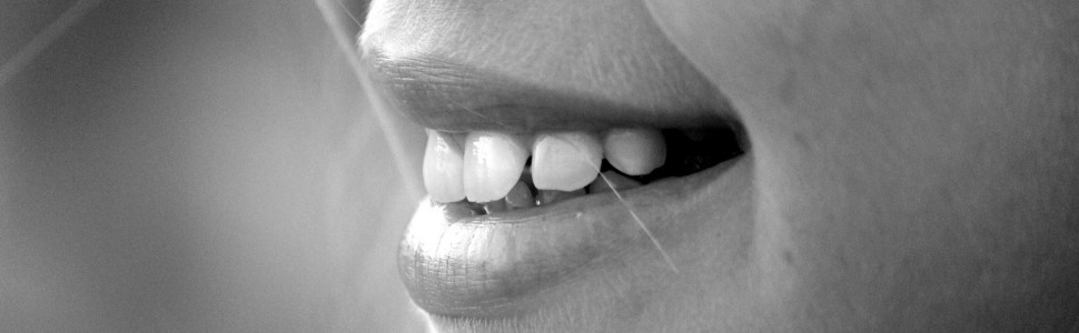 Samoistna reerupcja po całkowitym wbiciu zębów siecznych stałych z niezakończonym rozwojem korzenia.  Opis dwóch przypadków