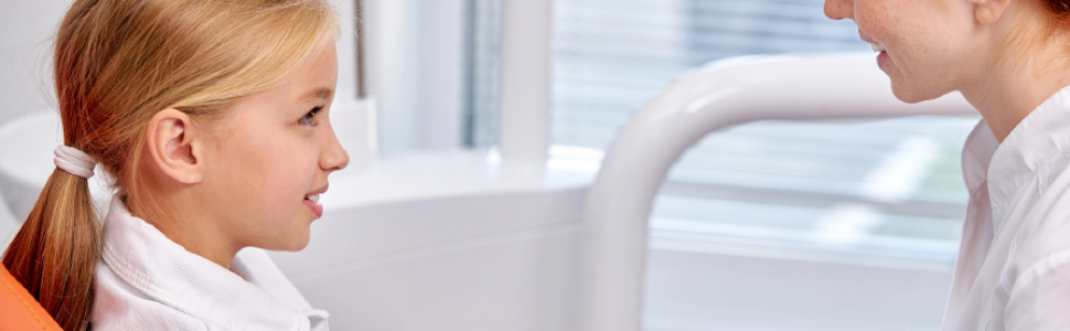 STRESZCZENIE I KOMENTARZ. Wykorzystanie mikrochirurgii endodontycznej i leczenia biologicznego miazgi w celu zaopatrzenia resorpcji zewnętrznej dotyczącej środkowej części korzenia pierwszego zęba trzonowego – opis przypadku 